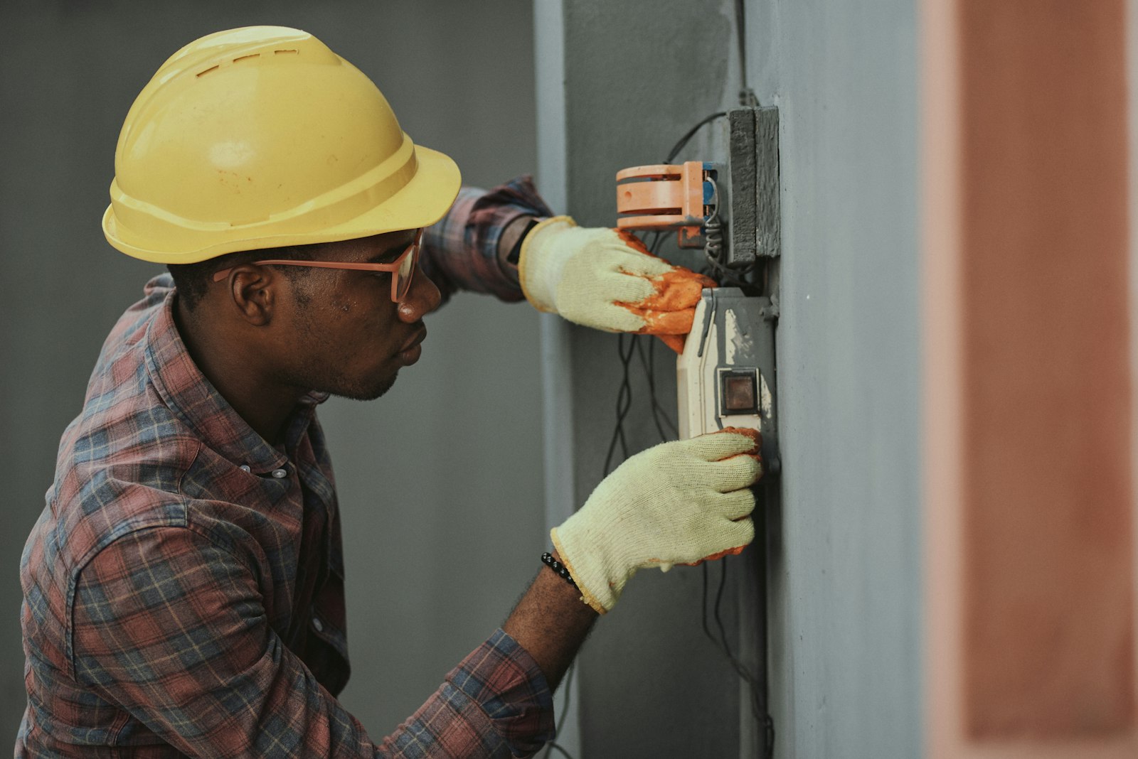 Electricista instalando cableado