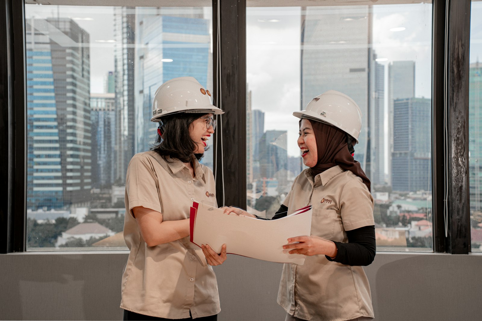 Ingenieras revisando planos en obra